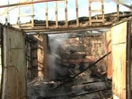 В Краснодоне сгорел жилой дом и два автомобиля (ФОТО)