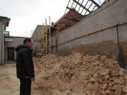 В Кременчугском районе мужчину привалила стена собственного дома