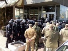 Захват гостиницы "Лыбидь" в Киеве: На первом этаже валяются осколки, на ступеньках - кровь