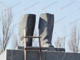 В Бердянске никак не могут демонтировать ноги Ленина (ВИДЕО)