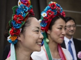 "Бачу, що не москаль!" - Для встречи Порошенко японок нарядили в украинские вышиванки