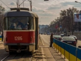 В Днепропетровске трамваи от машин отгородили патриотическим забором (ФОТО)