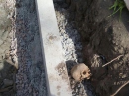 В Тернополе монтажники, которые укладывали бордюры на одной из улиц, обнаружили человеческие останки