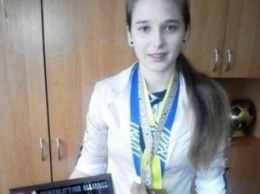 15-летняя жительница Геническа установила мировой рекорд по пауэрлифтингу