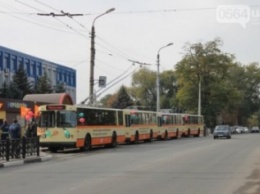 В Кривом Роге троллейбус наехал на водителя