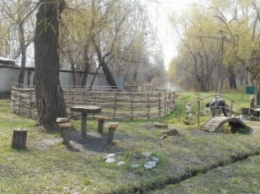 В Славянском парке сажают цветы и мастерят мини зоопарк
