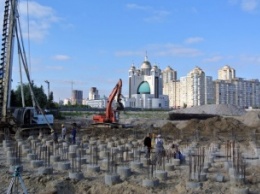 В Киеве пытаются остановить скандальное строительство на берегу Днепра
