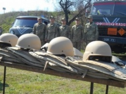Представители ОБСЕ передали саперам, работающим в Славянске каски и бронежилеты (фото)