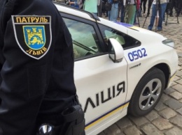 Львовским патрульным грозит 8 лет тюрьмы за то, что они задержали агрессивного преступника