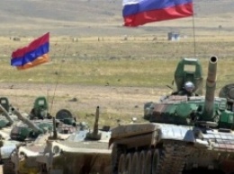 "Войны не слышно". Что говорят российские военные на базе в Армении про конфликт в Карабахе