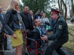 Легендарный Ник Вуйчич встретился с бойцами АТО в киевском военном госпитале: опубликованы фото