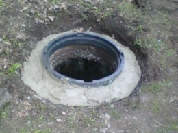 В большом Доброполье серьезно взялись за прочистку канализационных люков