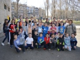 В Красноармейске (Покровске) нынешние и будущие полицейские на практике показали школьникам, что такое здоровый образ жизни