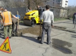 В Авдеевке ремонтируют дороги (ФОТО)