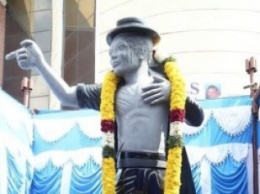 Спорное искусство. В Индии фанат Майкла Джексона заказал скульптуру кумира из цельного куска гранита
