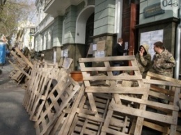 В Одессе возле областной прокуратуры установили баррикады