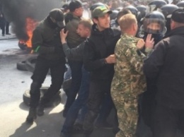 Банковая в огне и дыму: в центре Киева жгут шины (ФОТО)