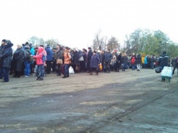 Более 300 гражданских пришлось вернуть в Украину с неразминированной территории около Золотого, - Хуг