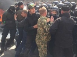 Беспорядки под АПУ спровоцировала полиция - активист