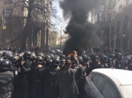 Первая жертва протестов на Банковой: активисту разбили камнями голову, к месту ЧП съехалось руководство Киевской полиции