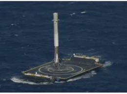 SpaceX снова успешно посадила свою ракету. Но на плавучую баржу - впервые!