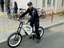 Одесские патрульные полицейские пересаживаются на электрические велосипеды