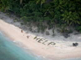 Трое мужчин, выложивших из пальмовых веток слово "помогите", спастись с необитаемого острова