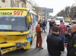 В Одессе водитель BMW врезался в маршрутку: есть пострадавшие