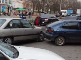 В центре Южноукраинска Opel врезался в припаркованный автомобиль