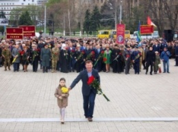 Чтобы первым возложить венок на Аллее славы, зам Саакашвили растолкал мэра Одессы, главу ВМС Украины и ветеранов