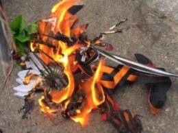 Патриоты в Одессе сожгли символы современного фашизма (ФОТО)