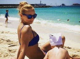 Татьяна Навка показала себя и дочку на пляже