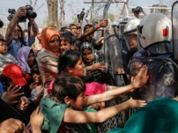 В Македонии против беженцев применили слезоточивый газ