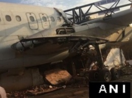 Башенный кран упал на самолет в Индии