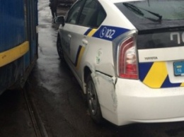Не виноватая я: Одессе полицейские об трамвай разбили "Приус" (ФОТО)
