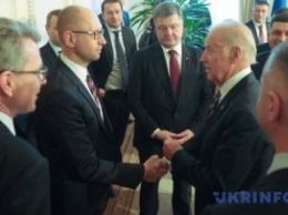 Перед заявлением об отставке Яценюк говорил с Байденом