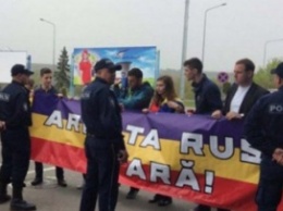 Российских военных в кишиневском аэропорту встретили протестами