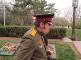 В Одессе моложавый ряженый ветеран принимал цветы и поздравления (ФОТО)