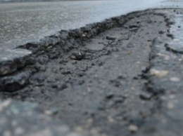 Асфальт на отремонтированных крымских дорогах проседает и трескается (ФОТО, ВИДЕО)