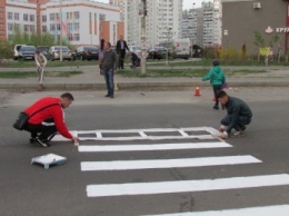 Доброе дело: жители Осокорков сами нарисовали пешеходный переход