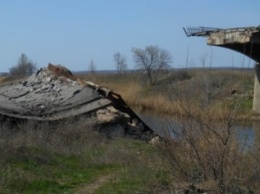 Разрушенный мост в Славянске ждет своего часа (фото)