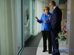 Меркель поблагодарила Яценюка за вклад в реформы