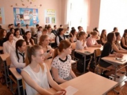 Сегодня в 8 школах Симферополя уроки провели крымские парламентарии