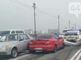 На мосту Патона произошла авария с участием автомобиля патрульных (ФОТО)