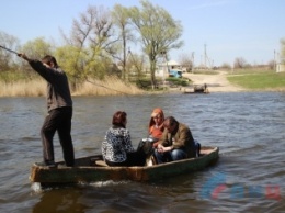 После закрытия КПВВ в Станице Луганской местные жители переплывают Донец на лодках