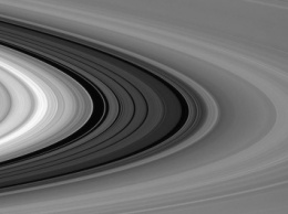 NASA опубликовало снимок колец Сатурна в масштабе