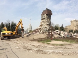 В Харькове продолжается демонтаж постамента, где находился памятник Ленину