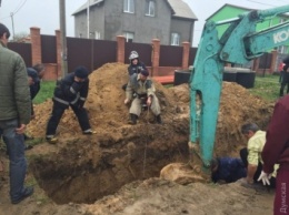 В Черноморске вытаскивали погибшего в траншее человека - его засыпало землей во время ремонтных работ