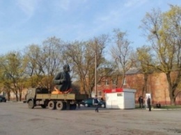 В Чугуеве демонтировали один из крупнейших памятников Ленину в области (ФОТОФАКТ)