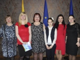 Криворожские школьницы принимали поздравления в Посольстве Литвы